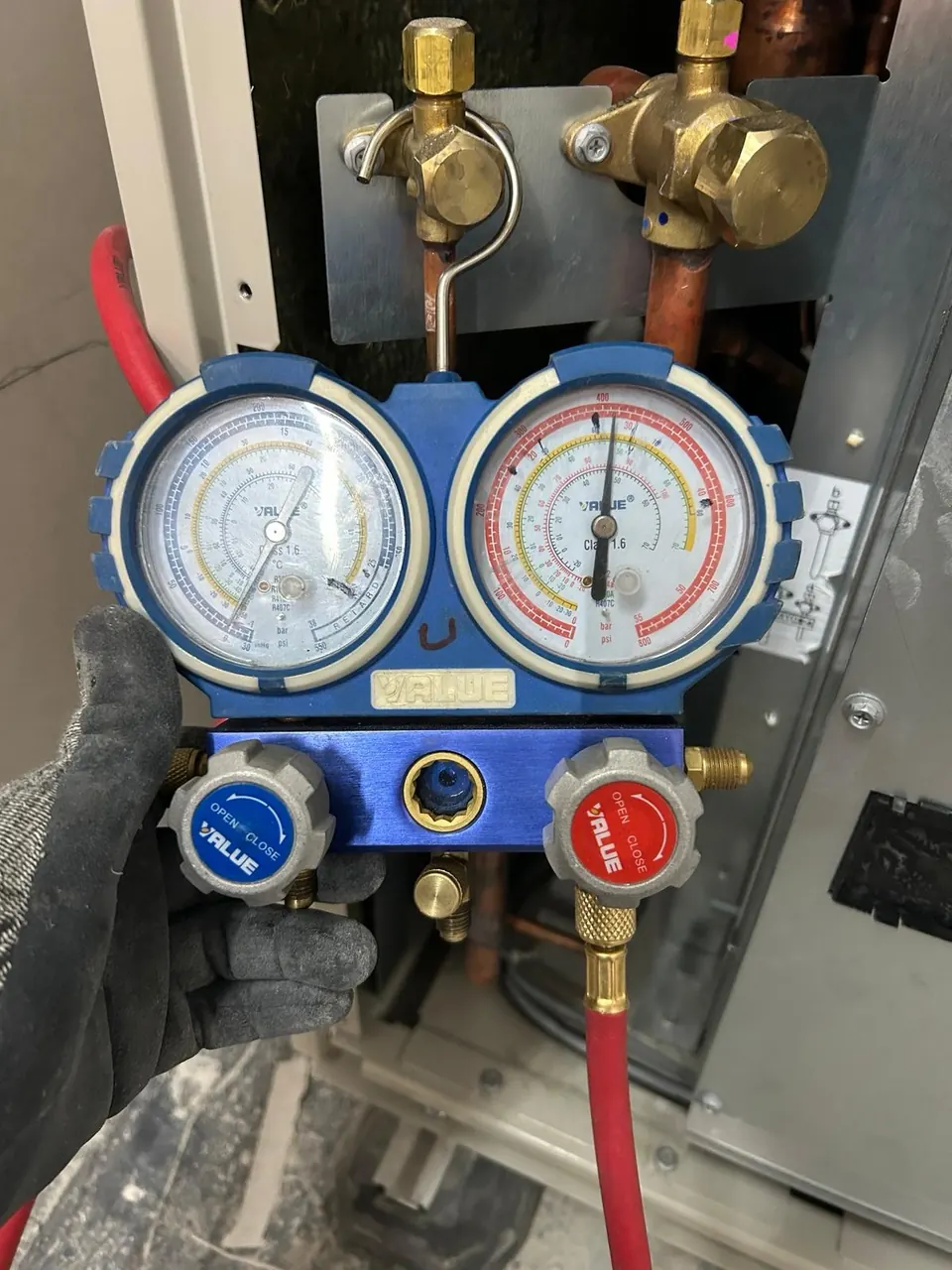 Contrôle des pressions au manomètre lors d’une mise en service