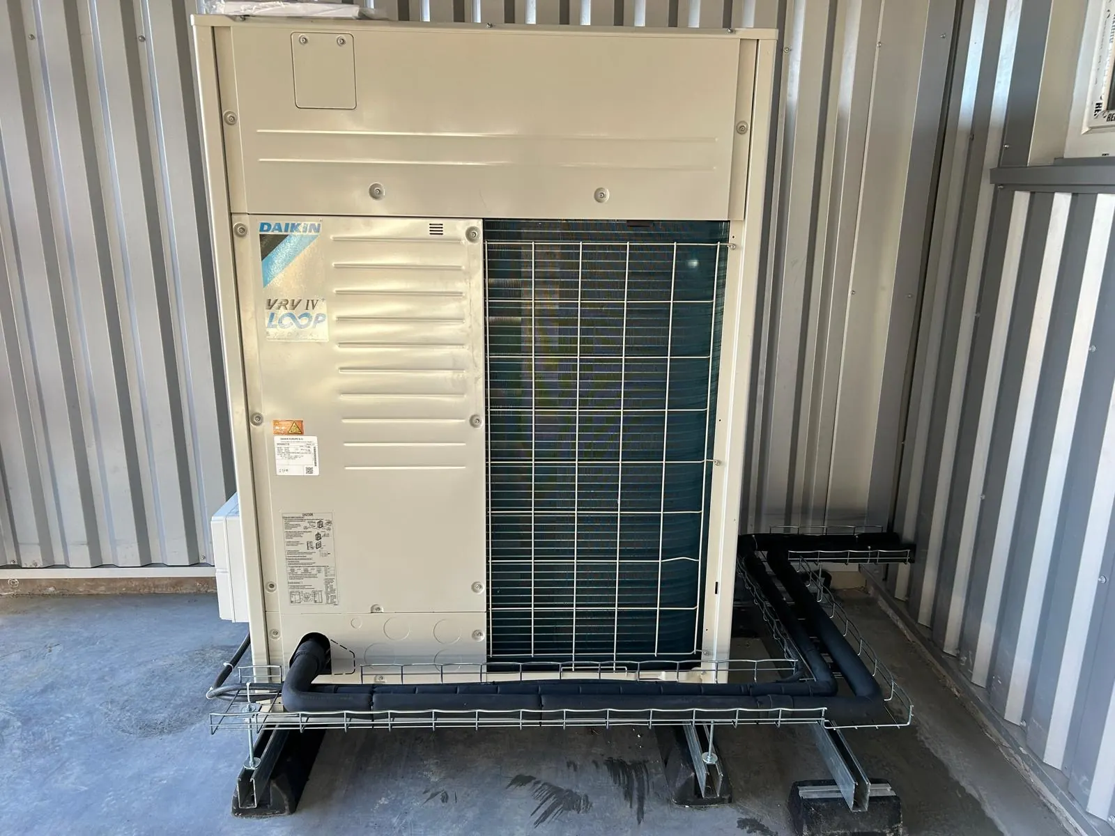 Unité extérieure de climatisation installée sur socle