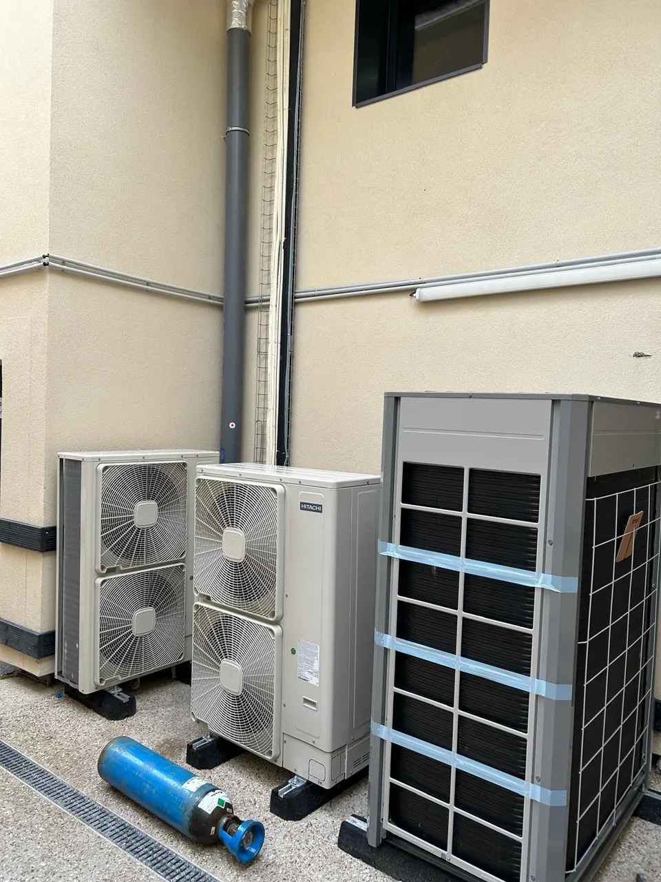 Plusieurs unités extérieures de climatisation installées en façade