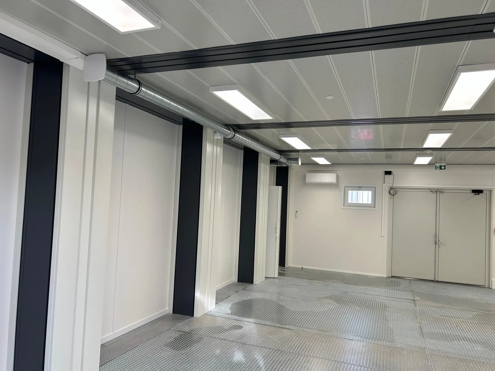 Couloir intérieur aux murs et plafonds fraîchement finis