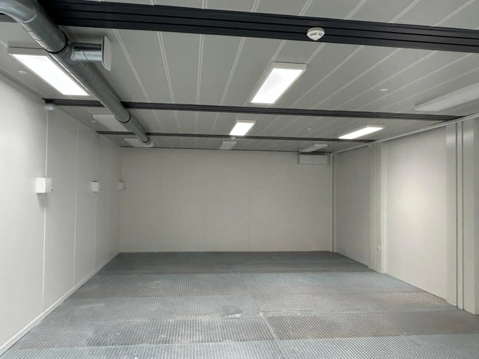 Local intérieur rénové, sol et murs propres en fin de chantier
