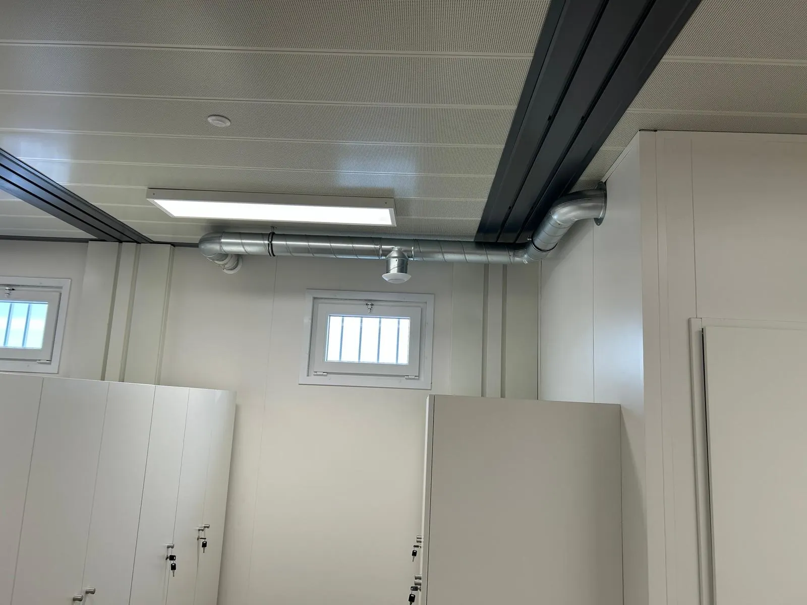 Plafond et rangements techniques dans un local après travaux de placo