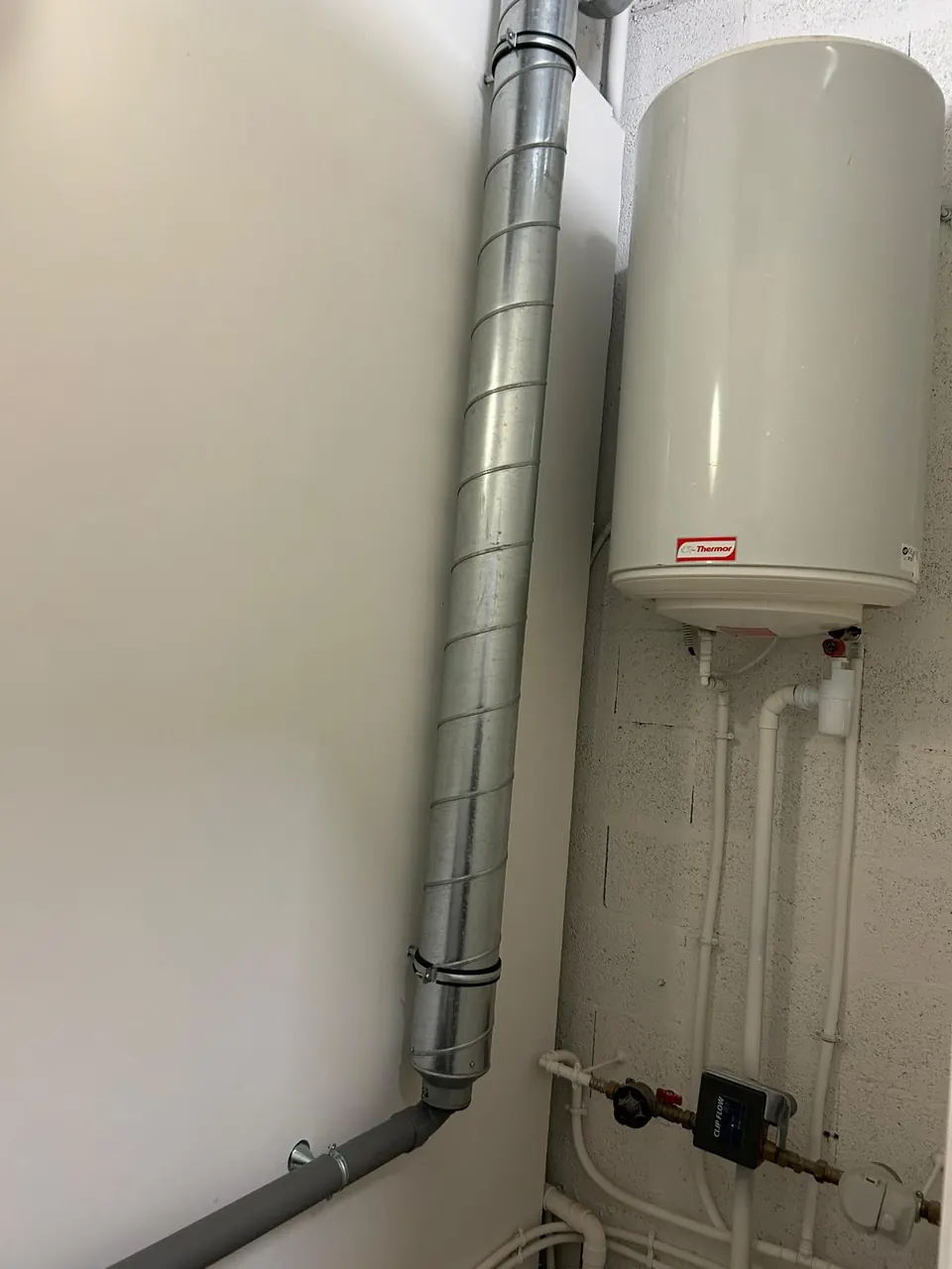 Chauffe-eau sanitaire raccordé sur un réseau de plomberie