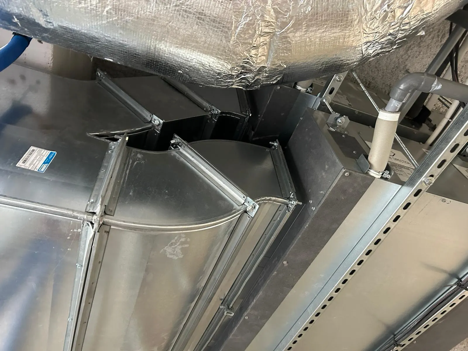 Caisson de ventilation et gaine isolée avant raccordement