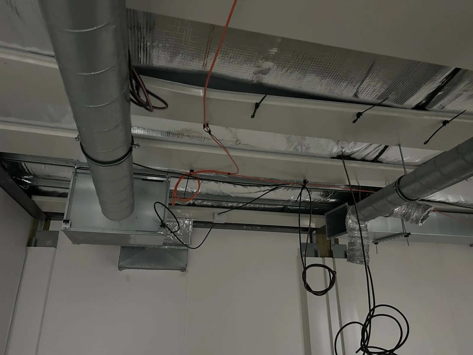 Réseau de gaines de ventilation posé en plafond technique